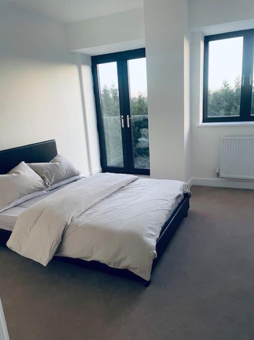 New One Bedroom Luxury Apartment In Solihull Exterior photo