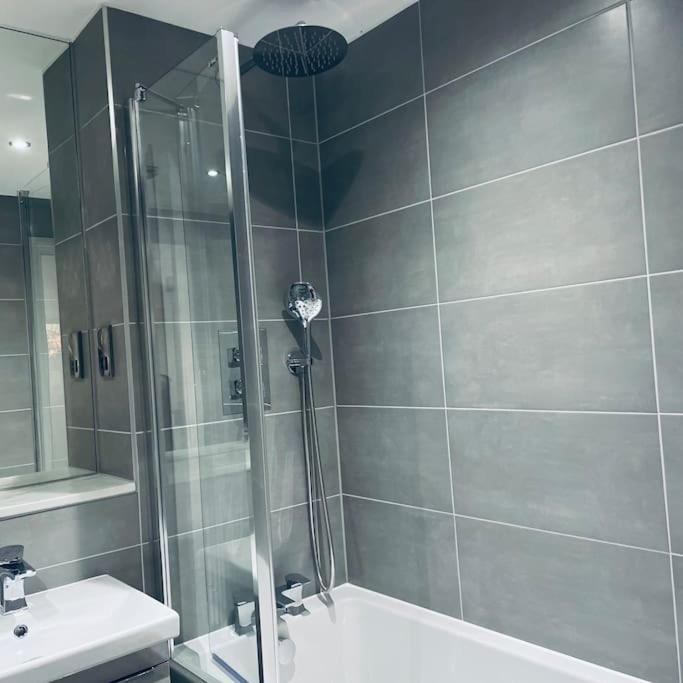 New One Bedroom Luxury Apartment In Solihull Exterior photo